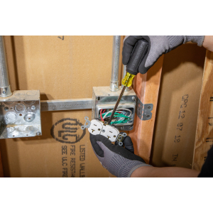 Internal flanges ensure a secure, twist-resistant blade hold