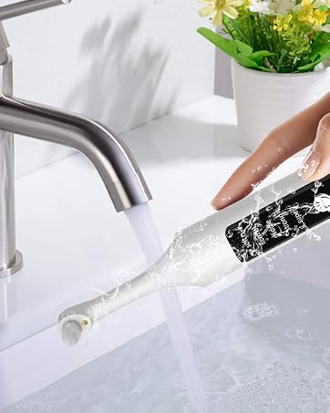 The brush head can be rinsed directly with water.