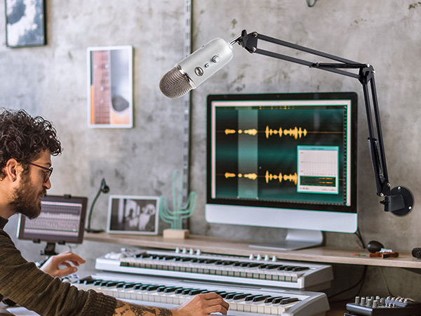 HyperX QuadCast Blue Yeti Blue Snowball Shure SM58 Microphone