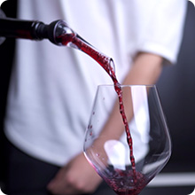 Vintorio Wine Aerator Man Pouring into Crystal Glass