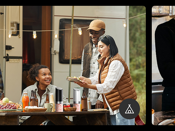 Salt and pepper grinder set