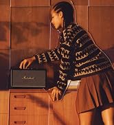 Girl turning up Stanmore III Black