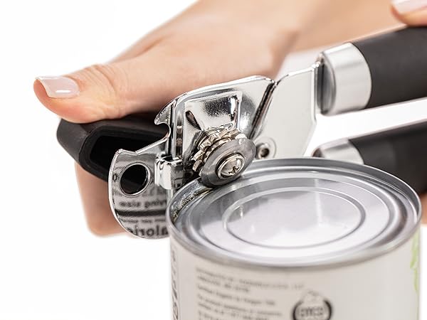 Heavy duty can opener with large turning knobs