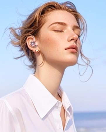 Product advertisement showing wireless earbuds and charging case with Spanish text about ergonomic design on light blue background.