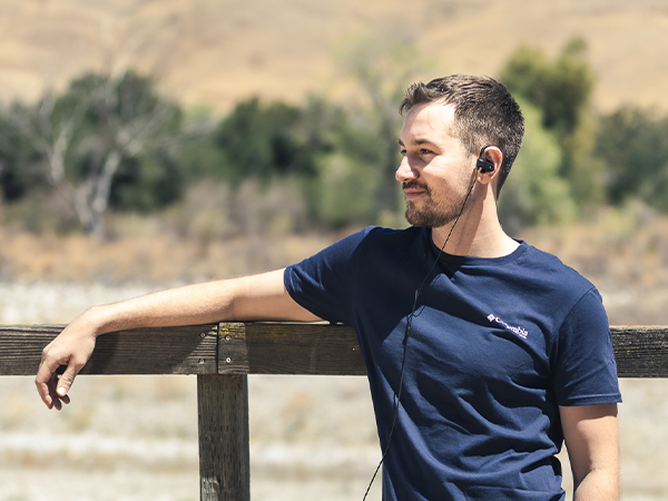 Man wearing Avantree E171 Earphones..