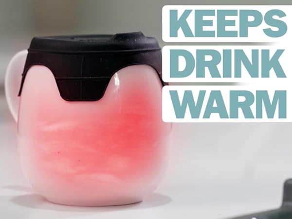 "Amazing Lid" keeping heat in a white mug | "Amazing Lid" mantiene el calor en una taza blanca
