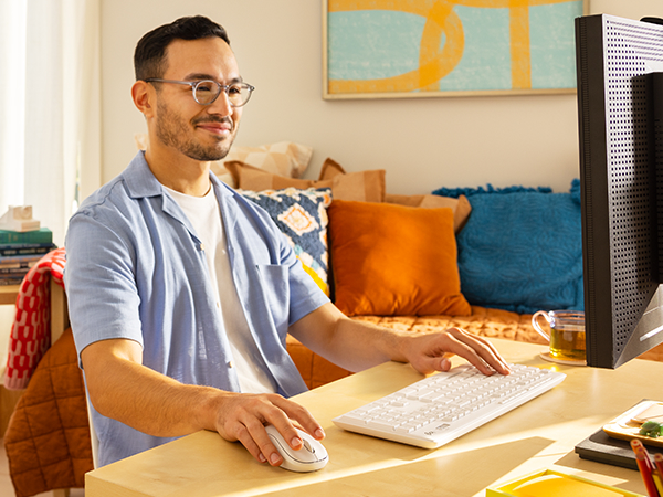 a man using mk295 wireless keyboard and mouse combo