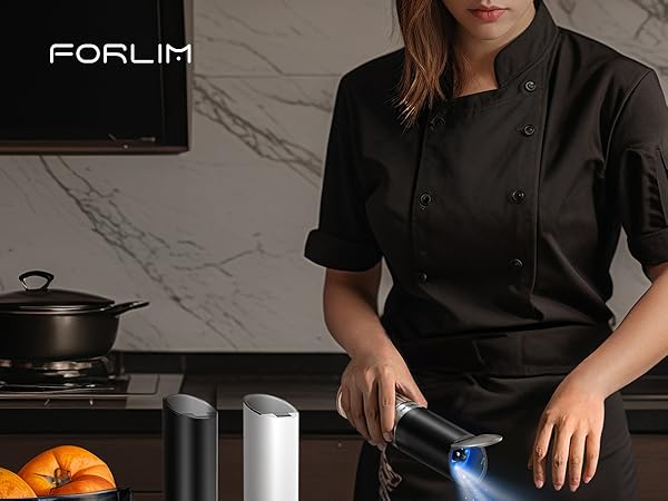 Salt and pepper grinder set