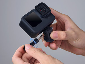 Mount the action camera vertically and tighten the screw.