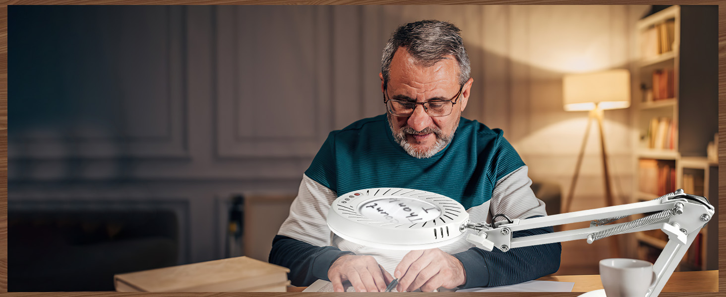 lighted magnifying light