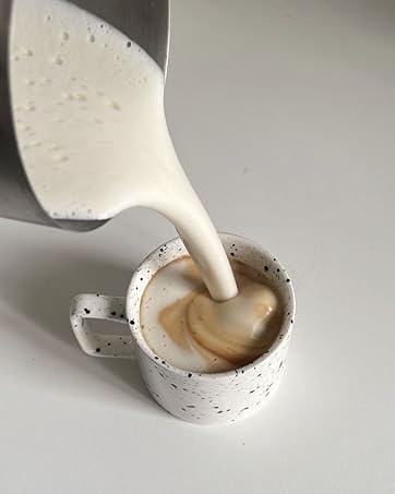 This home-use milk frother produces rich, dense, and creamy foam.