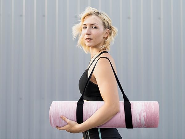 The combination of rubber and TPE allows this extra-thick yoga mat to weigh only 2.8 kilograms