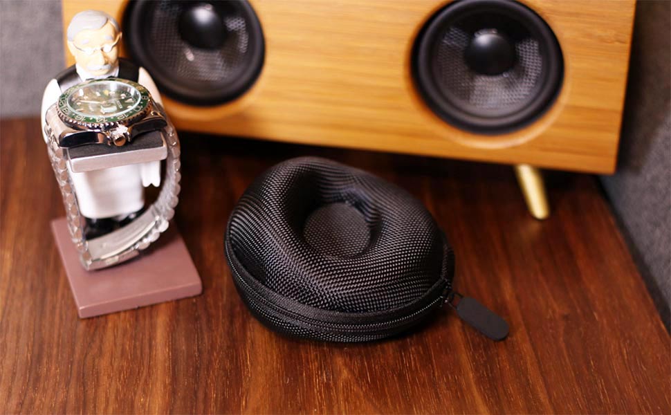 Lightweight and portable, the upper and lower sponges can effectively prevent the watch