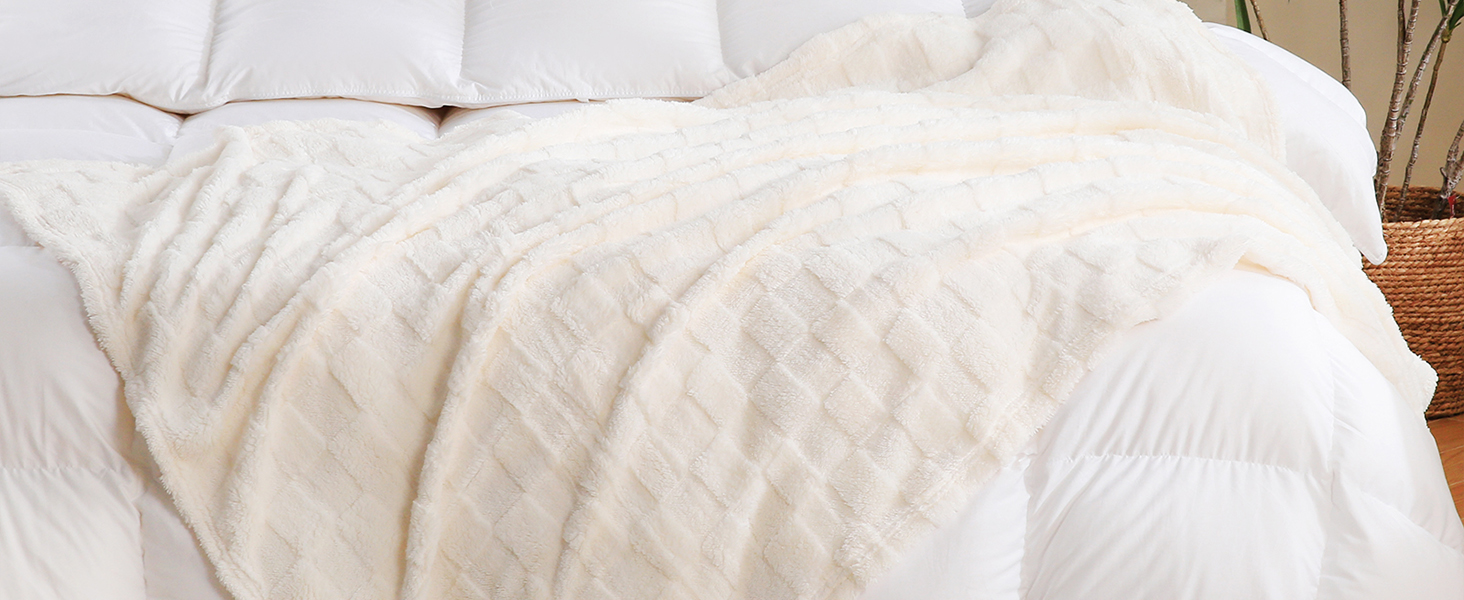 CREAM WHITE THROW BLANKETanket
