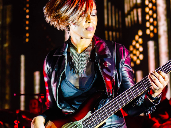 Yolanda Charles Uses Micro Headstock Tuner