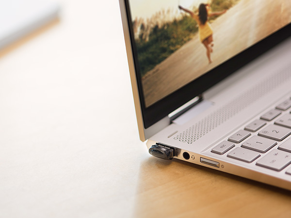 Compatible with USB 3.0 and 2.0 Ports 