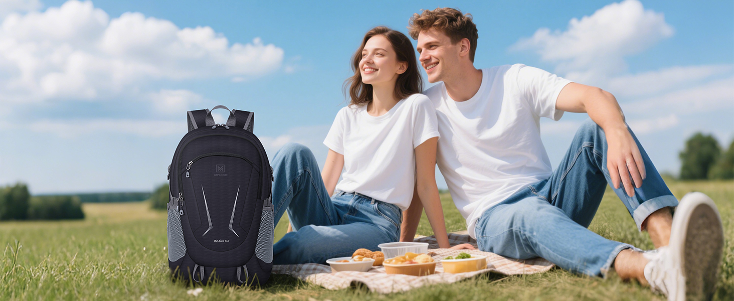 The MIYCOO versatile bag suits family picnics. It carries food and blankets for park and beach fun