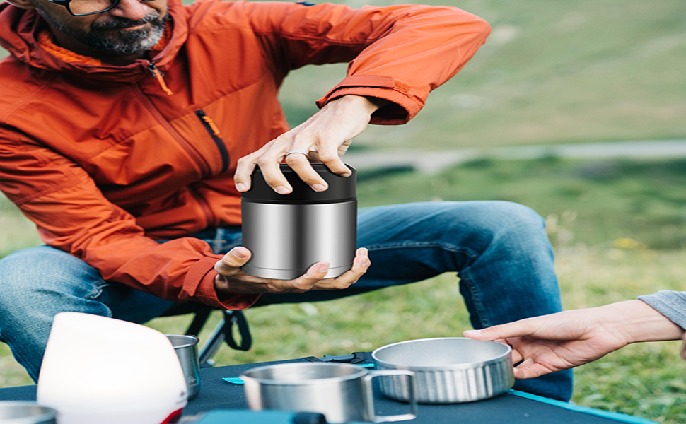Use the built-in carry handle to easily tote your food jar with you on the go.