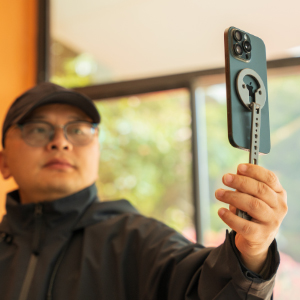 handheld grip for iphone