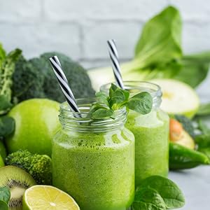 Single Serve Blender for Smoothies and Shakes, Mini smoothie maker creating a fresh fruit drink