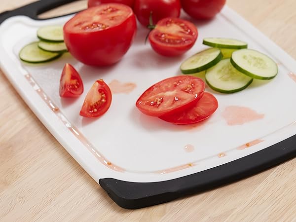 Cutting board with deep groves for meal prep