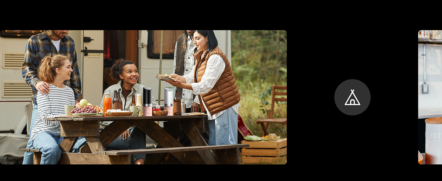 Salt and pepper grinder set