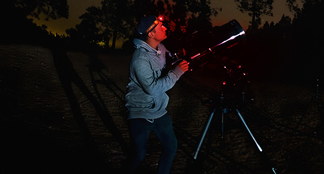 Red light, suitable for night observation such as stargazing, and emergency rescue.