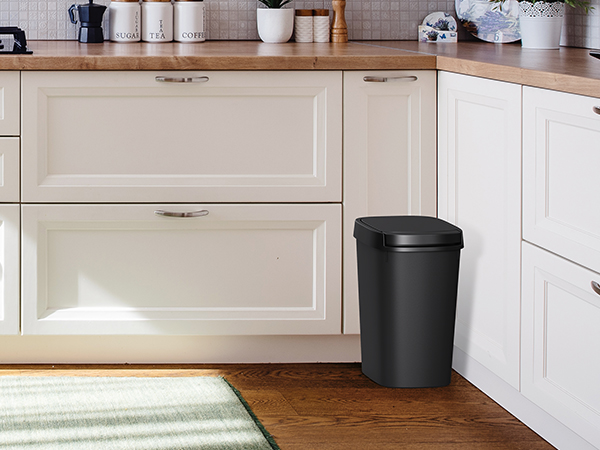 KITCHEN TRASH CAN