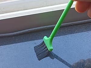 small cleaning brushes