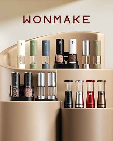 Salt and pepper grinder set