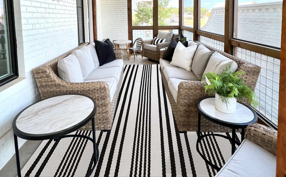 Black and white patio rug