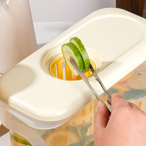 Practical lift-up insert basket