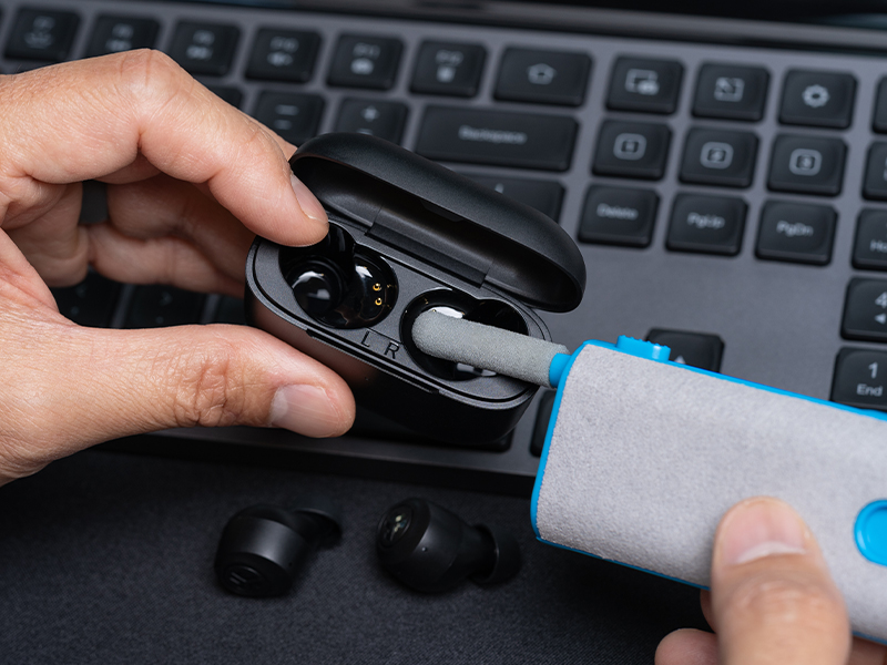 Flocking sponge cleaning charging case