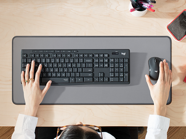 a zoom of a woman using mk295 wireless keyboard and mouse graphite combo