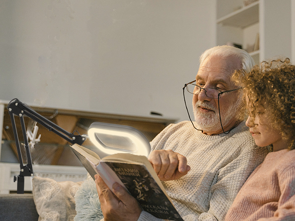 magnifying glass with light for reading