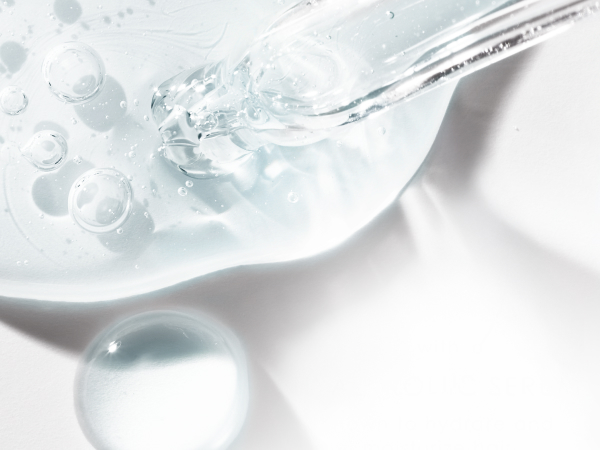 Abstract serum particle next to information related to Hyaluronic Serum and its benefits.