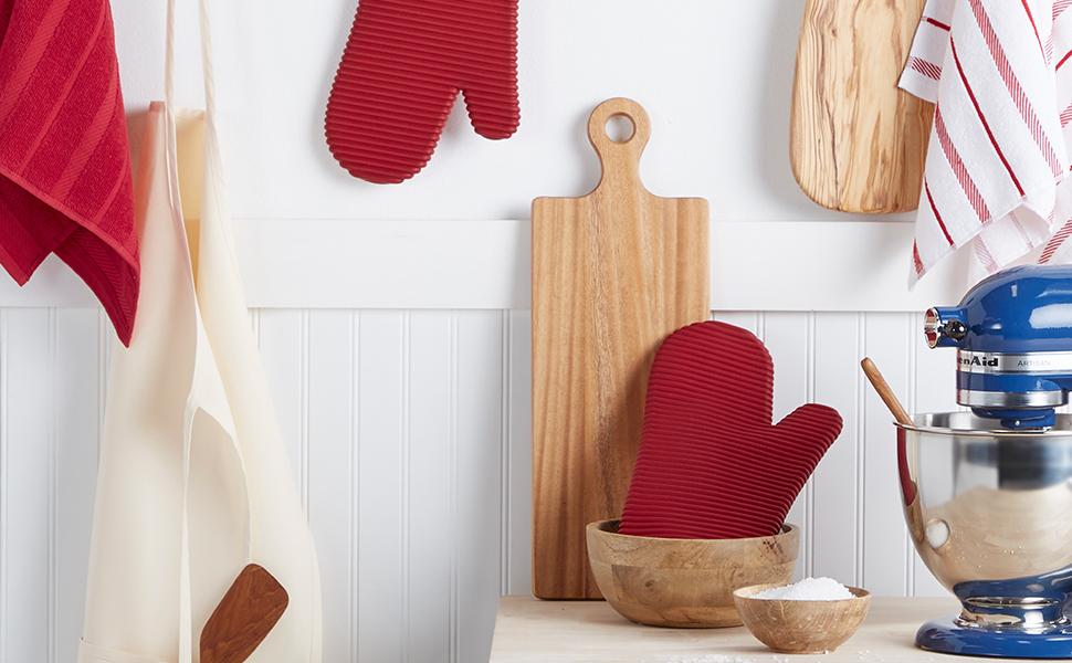 red kitchen aid ribbed silicone oven mitts, silicone oven mitt set, red silicone oven mitt