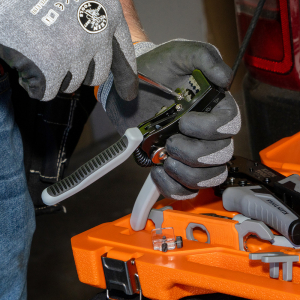 Automatic wire stripper for solar cable wire