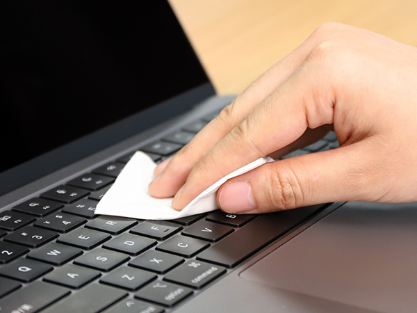 laptop wipes screen and keyboard