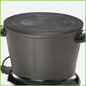 Snap-on lid stores oil without spills or odor.