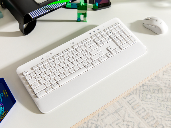 Angle image of K650 keyboard and M650 mouse in white