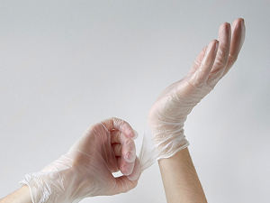 Flexible vinyl gloves for quick and easy tear-free fitting on hands of all sizes