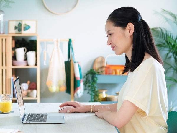 a woman using signature m550 wireless white mouse with silent clicks