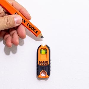 Detects metal studs and fasteners within wooden studs