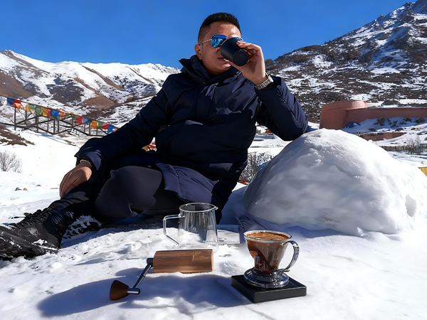Use this coffee scale to brew coffee in the wild.