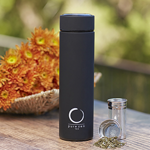 black Hot travel tea mug with stainless steel infuser outdoors