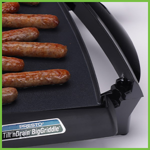 Simply pull out on handles to tilt the grilling surface. 