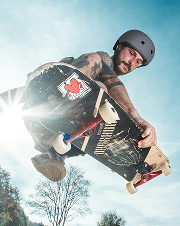 11 vents actively capture ariflow and pass through the helmet&amp;amp;amp;#39;s interior channel