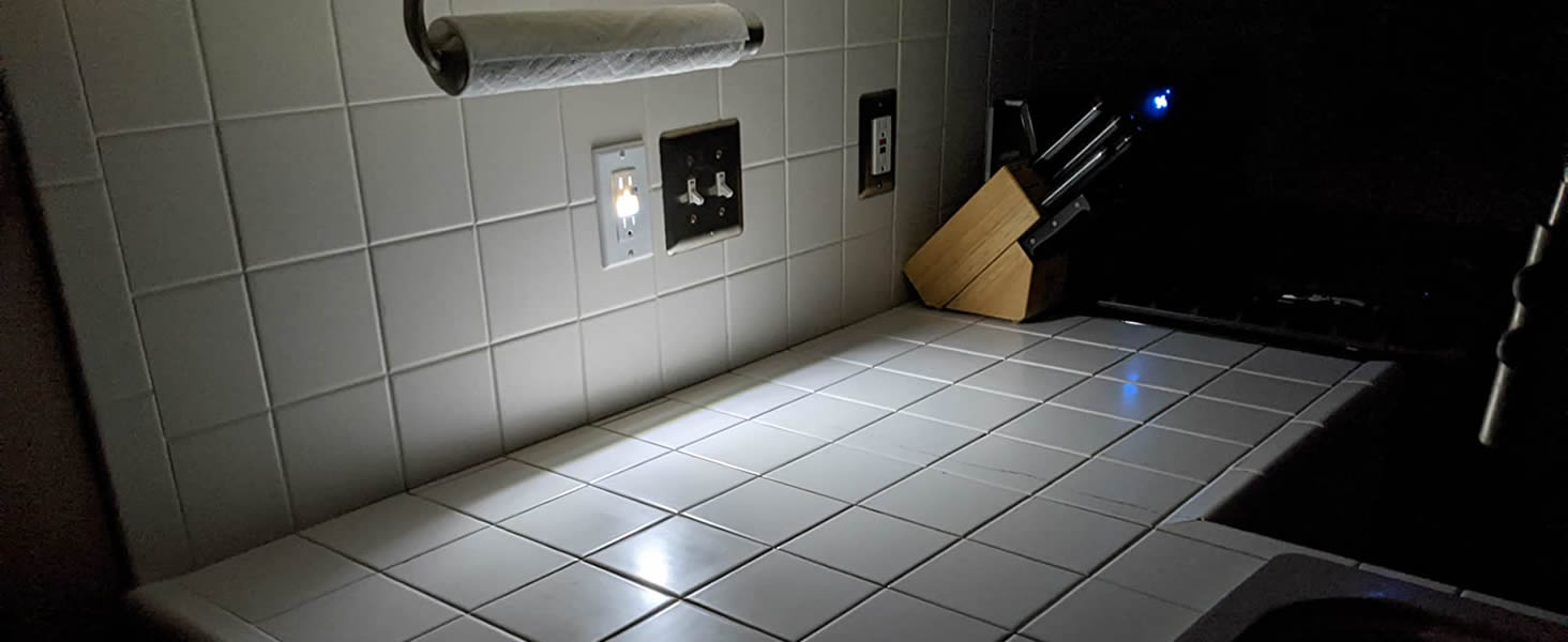 Receptacle Outlet with Night Light,Tamper-Resistant,15A,2 Pole,Standard Electrical Outlets