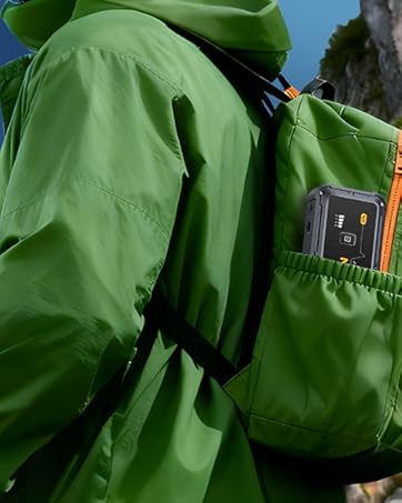 Text reads 'LEICHT UND TRAGBAR'. Outdoor scene with green foliage visible in background.